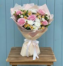 Букет цветов из:  Гвоздики, Орхидеи и Розы в Шамилькале