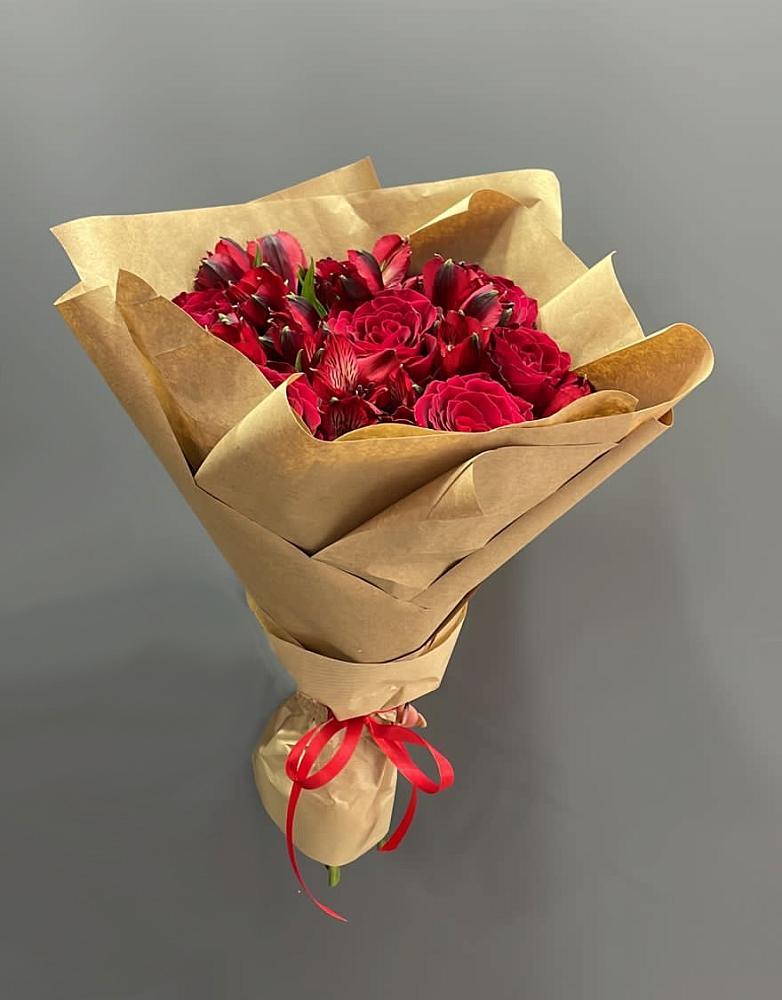 Букет цветов из: Альстромерии и Розы в Шамилькале