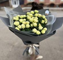 Букет Белые кустовые розы Солинеро в Шамилькале