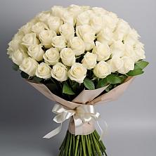 Букет 101 беля роза Белоснежка в Шамилькале