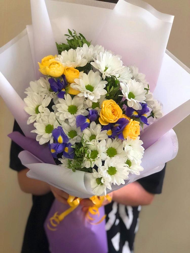 Букет цветов из: Ирисы, Хризантемы и Розы в Шамилькале