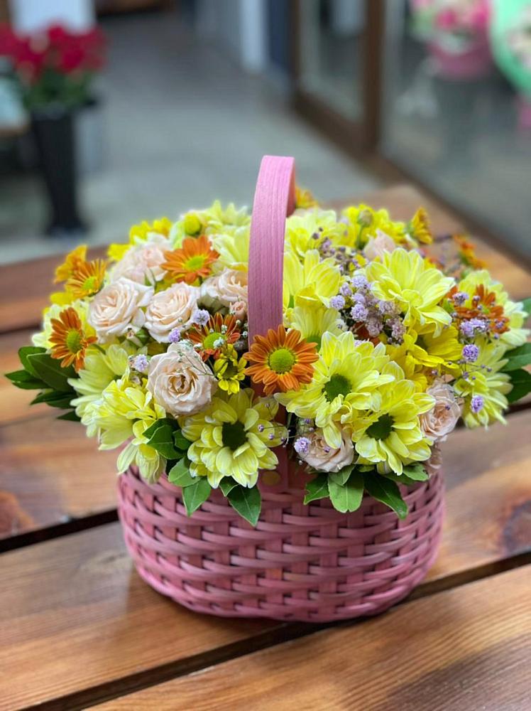 Цветочная композиция из Хризантемы и Розы в корзине в Шамилькале