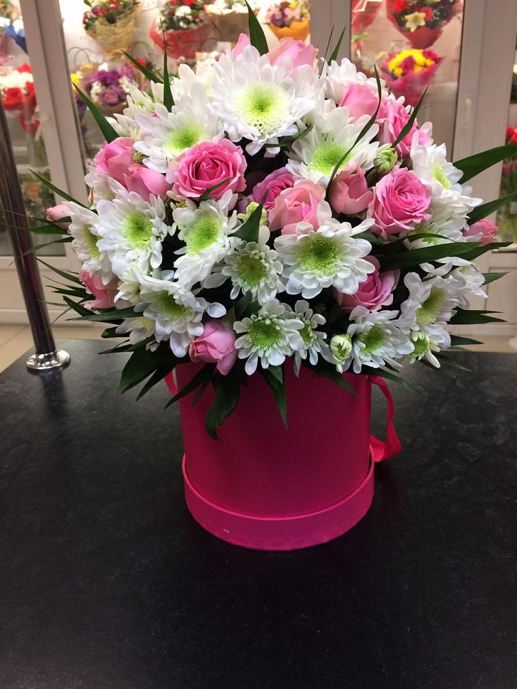 Цветочная композиция из Розы и Хризантемы в шляпной коробке в Шамилькале