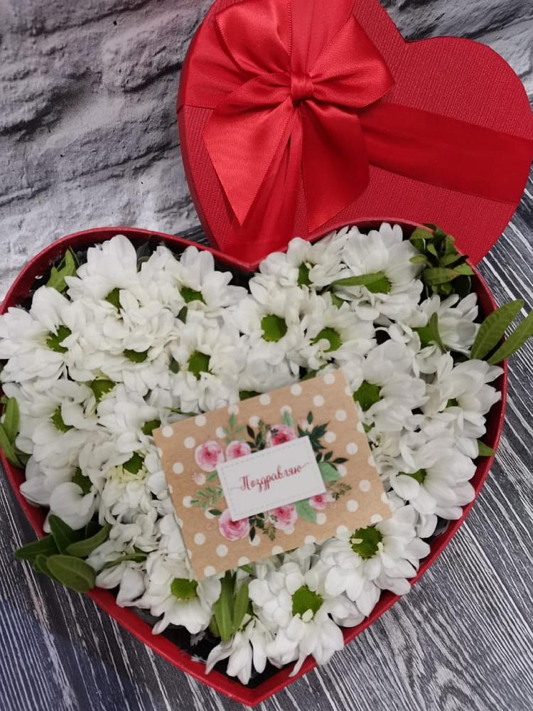 Цветочная композиция из Хризантемы в виде сердца в Шамилькале