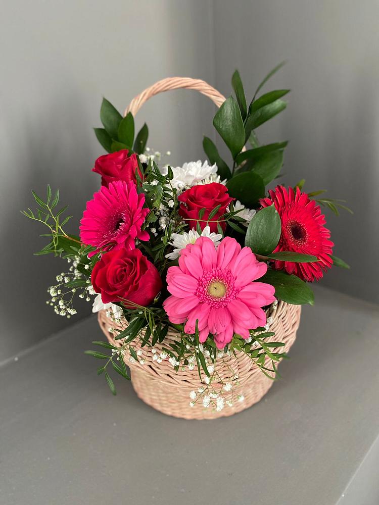 Цветочная композиция из Розы, Хризантемы и Герберы в корзине в Шамилькале