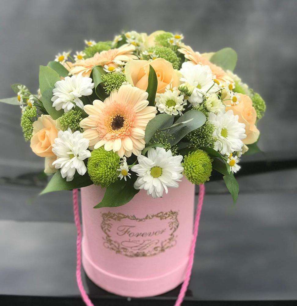 Цветочная композиция из Розы, Герберы и Хризантемы в шляпной коробке в Шамилькале